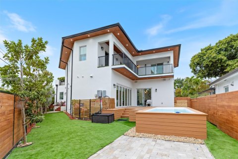 House in Miami, Florida 6 bedrooms, 343.74 sq.m. № 2008627 - photo 30