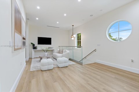 Villa ou maison à vendre à Miami, Floride: 6 chambres, 343.74 m2 № 2008627 - photo 10