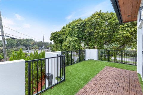 House in Miami, Florida 6 bedrooms, 343.74 sq.m. № 2008627 - photo 27