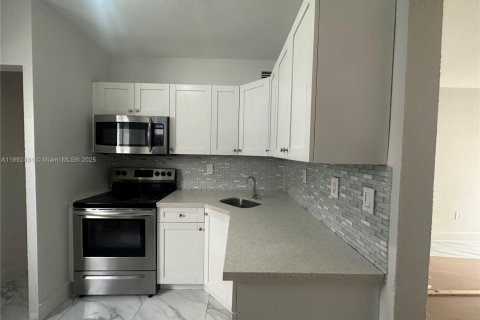 Villa ou maison à louer à Miami, Floride: 2 chambres, 65.03 m2 № 1946812 - photo 10