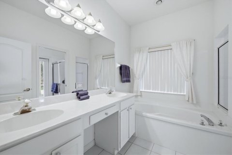 House in Lakewood Ranch, Florida 2 bedrooms, 157.75 sq.m. № 2167189 - photo 8