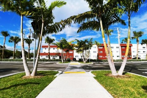 Снять в аренду кондоминиум в Халландейл-Бич, Флорида 2 спальни, 92.9м2, № 1995087 - фото 7