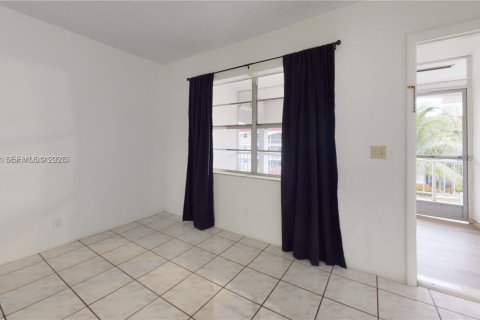 Снять в аренду кондоминиум в Халландейл-Бич, Флорида 2 спальни, 92.9м2, № 1995087 - фото 24