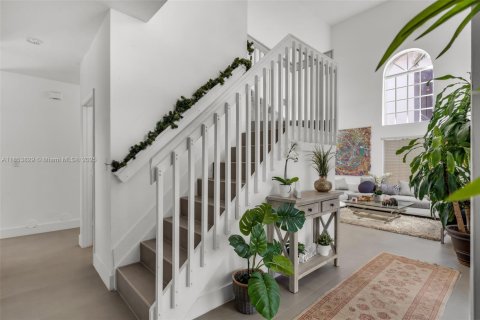 Villa ou maison à vendre à Miami, Floride: 4 chambres, 221.85 m2 № 1871732 - photo 6