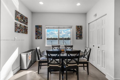 Villa ou maison à vendre à Miami, Floride: 4 chambres, 221.85 m2 № 1871732 - photo 14