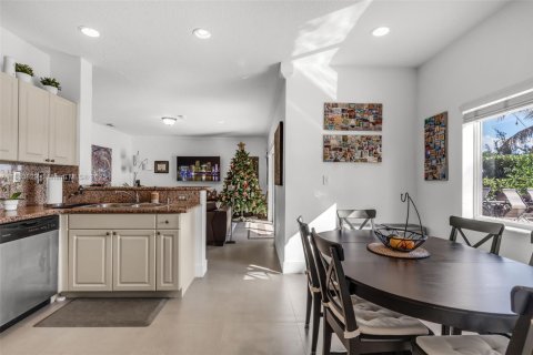 Villa ou maison à vendre à Miami, Floride: 4 chambres, 221.85 m2 № 1871732 - photo 13