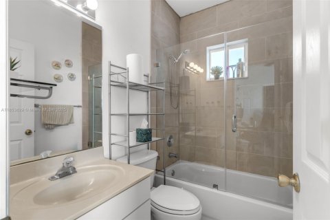 Villa ou maison à vendre à Miami, Floride: 4 chambres, 221.85 m2 № 1871732 - photo 26