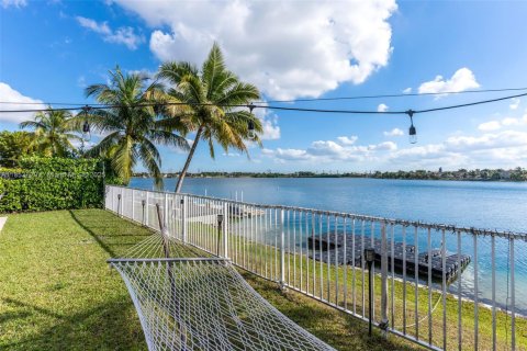 Villa ou maison à vendre à Miami, Floride: 4 chambres, 221.85 m2 № 1871732 - photo 3