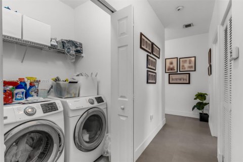 Villa ou maison à vendre à Miami, Floride: 4 chambres, 221.85 m2 № 1871732 - photo 27