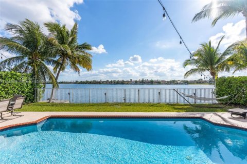 Villa ou maison à vendre à Miami, Floride: 4 chambres, 221.85 m2 № 1871732 - photo 2