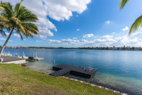 Villa ou maison à vendre à Miami, Floride: 4 chambres, 221.85 m2 № 1871732 - photo 1