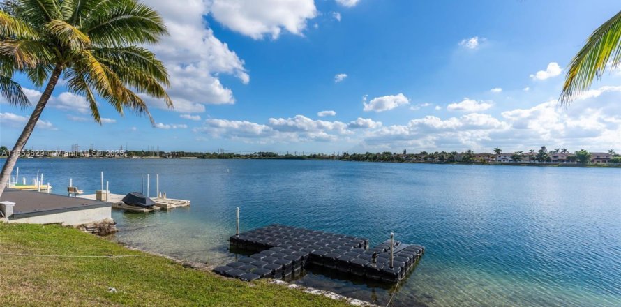 Casa en Miami, Florida 4 dormitorios, 221.85 m2 № 1871732