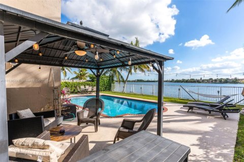 Villa ou maison à vendre à Miami, Floride: 4 chambres, 221.85 m2 № 1871732 - photo 30