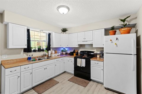 House in Inverness, Florida 3 bedrooms, 115.94 sq.m. № 2205851 - photo 10