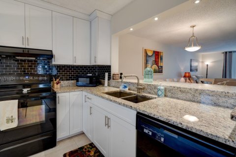 Condo in Lauderhill, Florida, 2 bedrooms  № 1812155 - photo 28