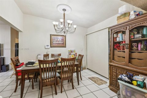 Villa ou maison à vendre à Miami Gardens, Floride: 2 chambres, 100.71 m2 № 1986087 - photo 9