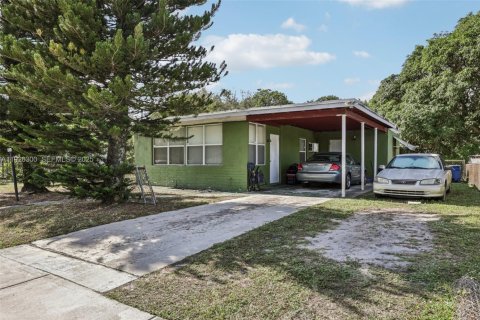 Villa ou maison à vendre à Miami Gardens, Floride: 2 chambres, 100.71 m2 № 1986087 - photo 1