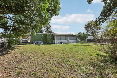 Villa ou maison à vendre à Miami Gardens, Floride: 2 chambres, 100.71 m2 № 1986087 - photo 21