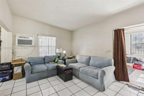 Villa ou maison à vendre à Miami Gardens, Floride: 2 chambres, 100.71 m2 № 1986087 - photo 6