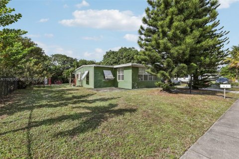 Villa ou maison à vendre à Miami Gardens, Floride: 2 chambres, 100.71 m2 № 1986087 - photo 27