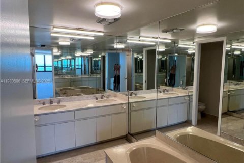Снять в аренду кондоминиум в Майами, Флорида 2 спальни, 174.84м2, № 2034812 - фото 5