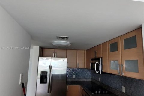 Condo in Miami, Florida, 1 bedroom  № 1979602 - photo 2