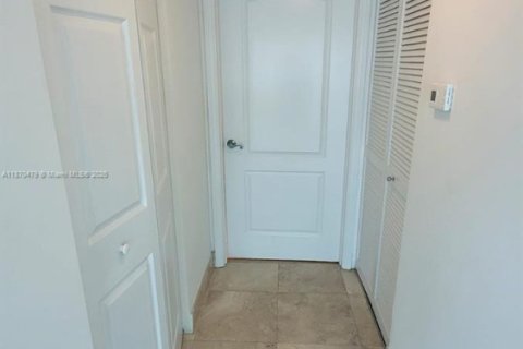 Condo in Miami, Florida, 1 bedroom  № 1979602 - photo 6