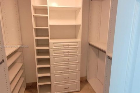 Condo in Miami, Florida, 1 bedroom  № 1979602 - photo 5