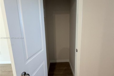 Снять в аренду таунхаус в Лихай-Эйкерс, Флорида 3 спальни, 136.01м2, № 2029100 - фото 14