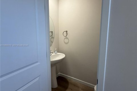 Снять в аренду таунхаус в Лихай-Эйкерс, Флорида 3 спальни, 136.01м2, № 2029100 - фото 15