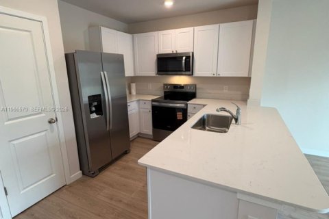 Снять в аренду таунхаус в Лихай-Эйкерс, Флорида 3 спальни, 136.01м2, № 2029100 - фото 4