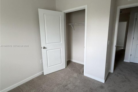 Снять в аренду таунхаус в Лихай-Эйкерс, Флорида 3 спальни, 136.01м2, № 2029100 - фото 7