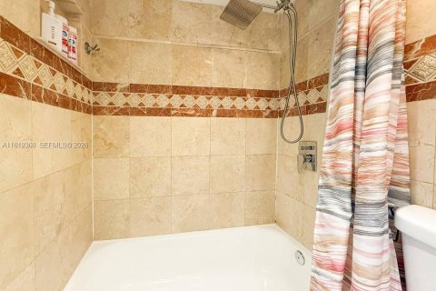 Condo in Hollywood, Florida, 1 bedroom  № 2059752 - photo 16