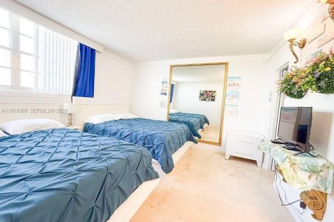 Condo in Hollywood, Florida, 1 bedroom  № 2059752 - photo 12