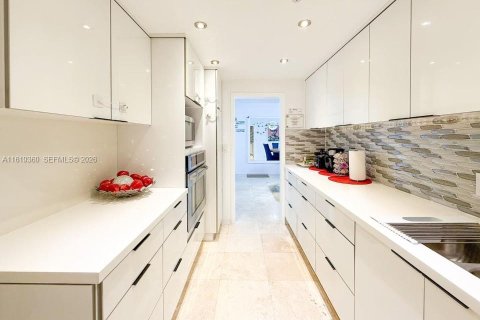 Condo in Hollywood, Florida, 1 bedroom  № 2059752 - photo 7