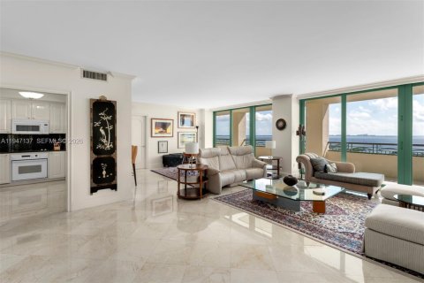 Condo in Miami, Florida, 2 bedrooms  № 2004609 - photo 2