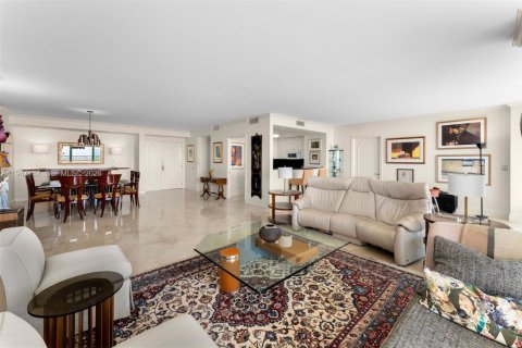 Condo in Miami, Florida, 2 bedrooms  № 2004609 - photo 3