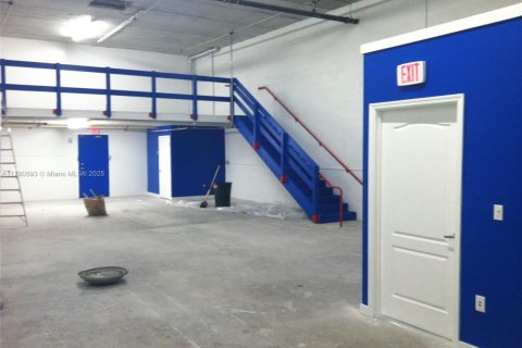 Propiedad comercial en venta en Miami, Florida № 1874610 - foto 3