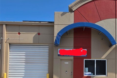 Propiedad comercial en venta en Miami, Florida № 1874610 - foto 1