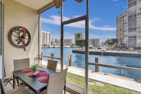 Кондоминиум с 1 спальней в Халландейл-Бич, Флорида № 2037791