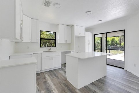 House in Port Charlotte, Florida 3 bedrooms, 121.98 sq.m. № 1771613 - photo 10