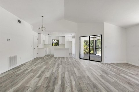 House in Port Charlotte, Florida 3 bedrooms, 121.98 sq.m. № 1771613 - photo 8