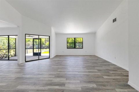 House in Port Charlotte, Florida 3 bedrooms, 121.98 sq.m. № 1771613 - photo 3