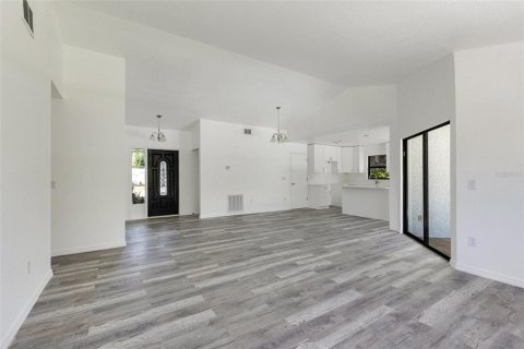 House in Port Charlotte, Florida 3 bedrooms, 121.98 sq.m. № 1771613 - photo 5