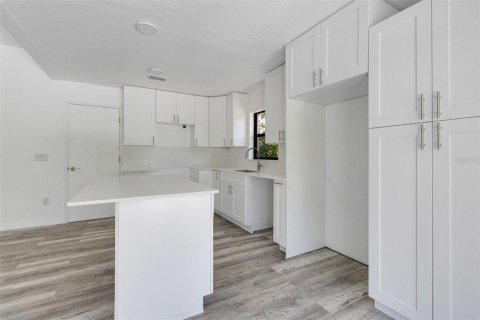 House in Port Charlotte, Florida 3 bedrooms, 121.98 sq.m. № 1771613 - photo 11