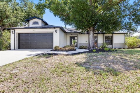 House in Port Charlotte, Florida 3 bedrooms, 121.98 sq.m. № 1771613 - photo 1