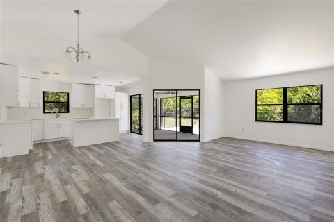 House in Port Charlotte, Florida 3 bedrooms, 121.98 sq.m. № 1771613 - photo 7