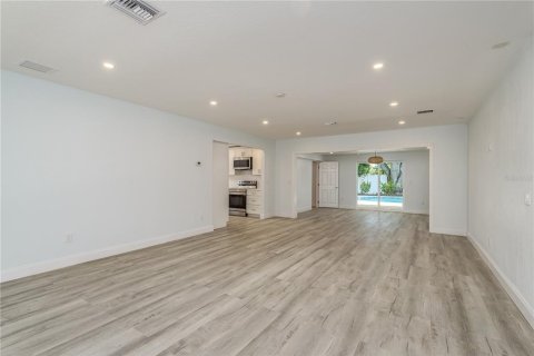 House in Dunedin, Florida 4 bedrooms, 171.78 sq.m. № 1673629 - photo 4