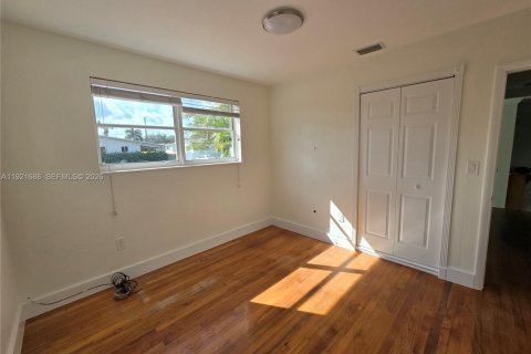 Casa en alquiler en Miami, Florida, 4 dormitorios, 156.54 m2 № 2019240 - foto 15