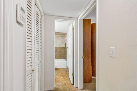 Condo in Tampa, Florida, 2 bedrooms  № 2266827 - photo 27